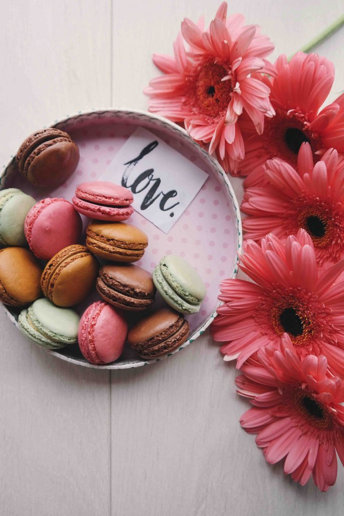 Valentinstagsgeschenke: Macarons, Liebesbrief und Blumen