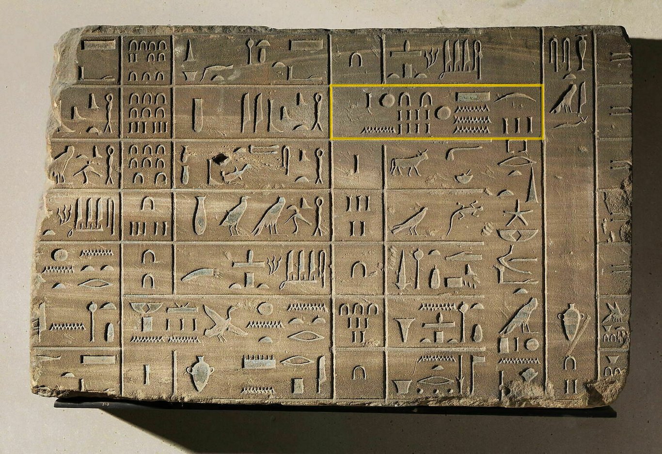 Der im Louvre aufbewahrte „Kalender von Elephantine“, den der französische Ägyptologe Auguste Mariette im 19. Jahrhundert entdeckte. Die eingerahmte Inschrift nennt ein Datum für das Wiedererscheinen der Sothis, also des Sirius: 3. Monat der Erntezeit, Tag 28.