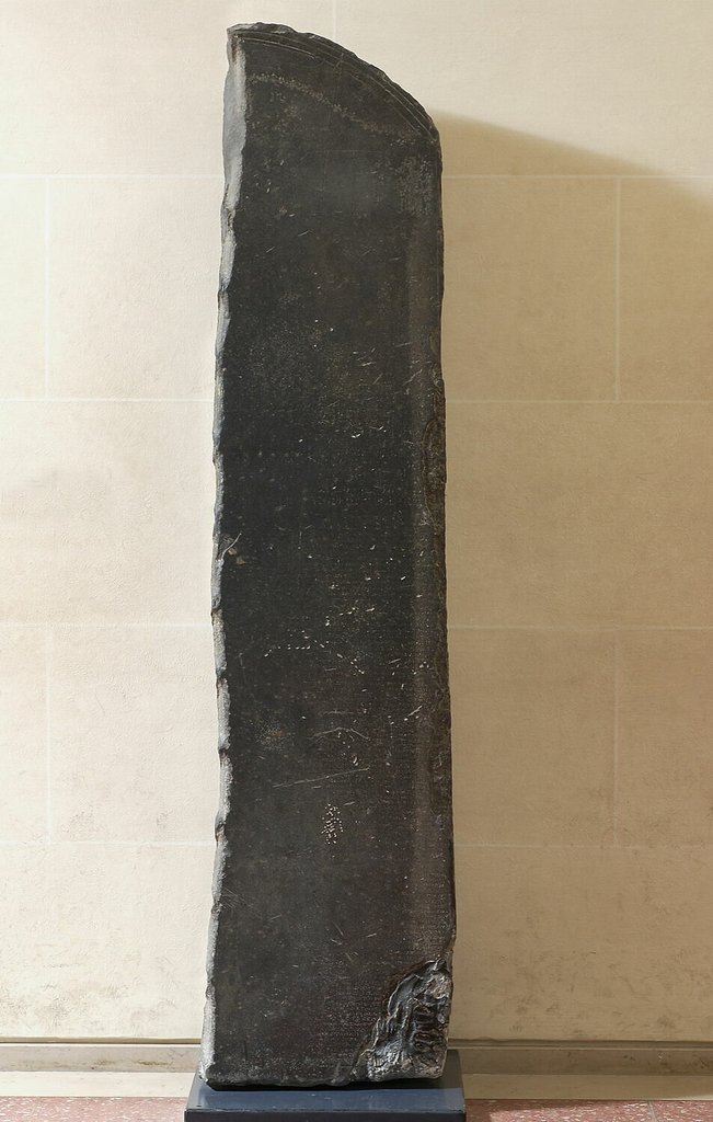 Stele des Kanopus-Dekrets, in Kairo entdeckt und damals als Türschwelle einer Moschee wiederverwendet.