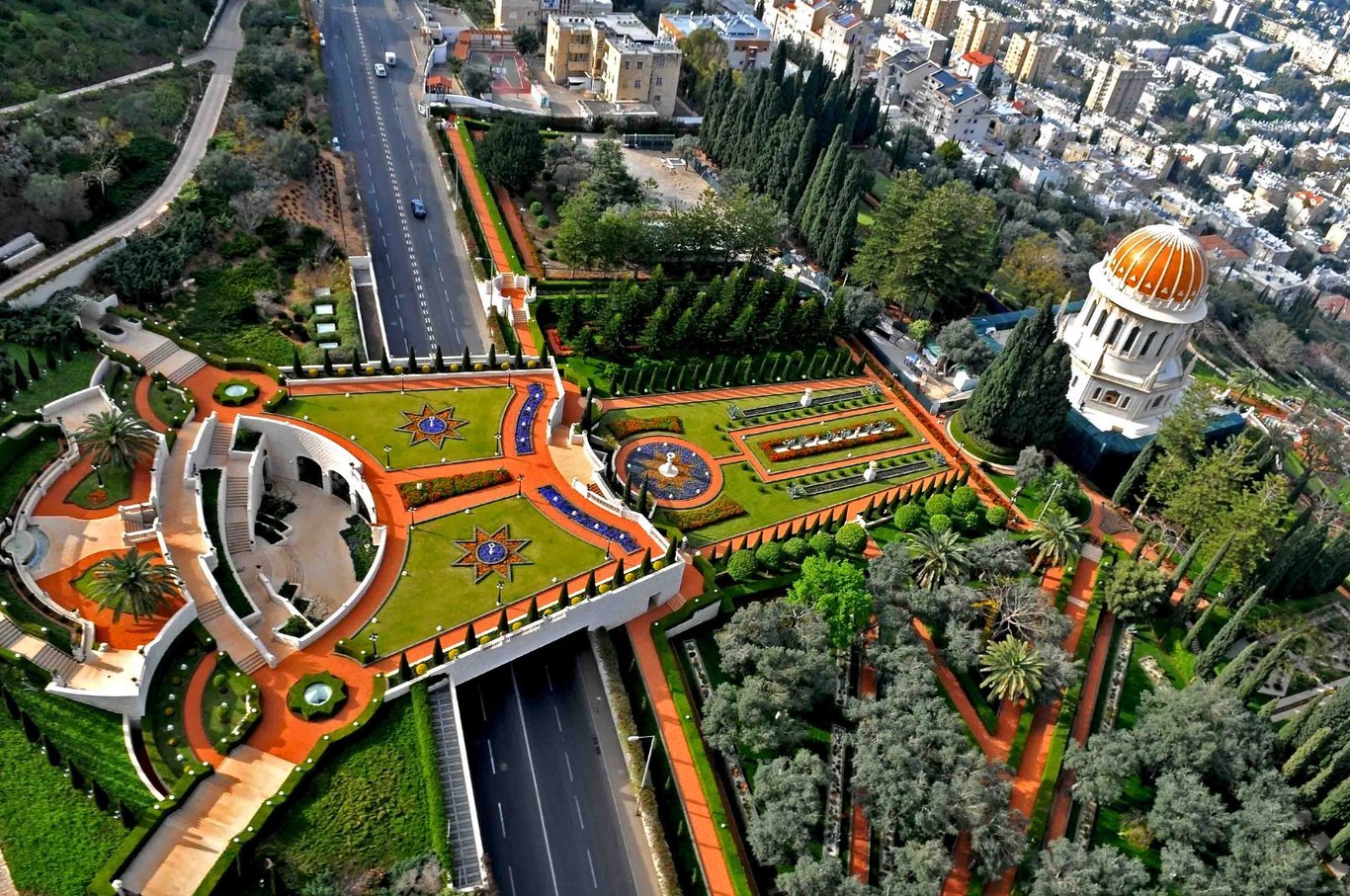 Grab des Báb, des Wegbereiters des Bahá’í-Glaubens, in dem sich auch der Leichnam ‘Abdu’l-Bahás befindet, an den Hängen des Karmel in Haifa, Israel. Pilger aus aller Welt kommen dorthin zum Gebet.