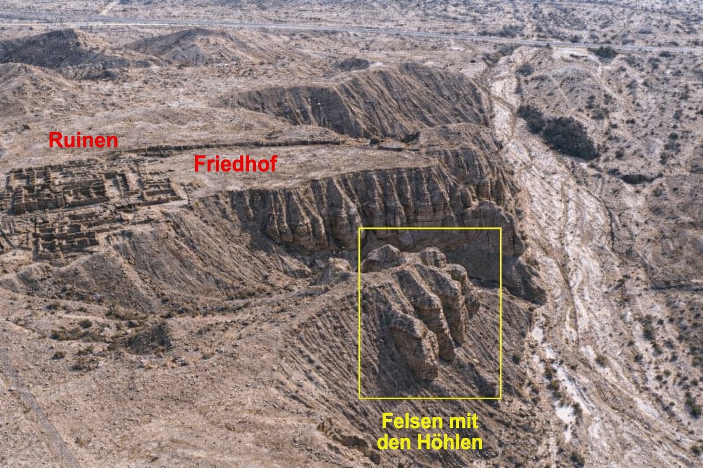 Gesamtansicht der Stätte von Qumran. Im Vordergrund sieht man die Felsen, in deren Hängen die Höhlen entdeckt wurden, die einen Teil der Handschriften enthielten.