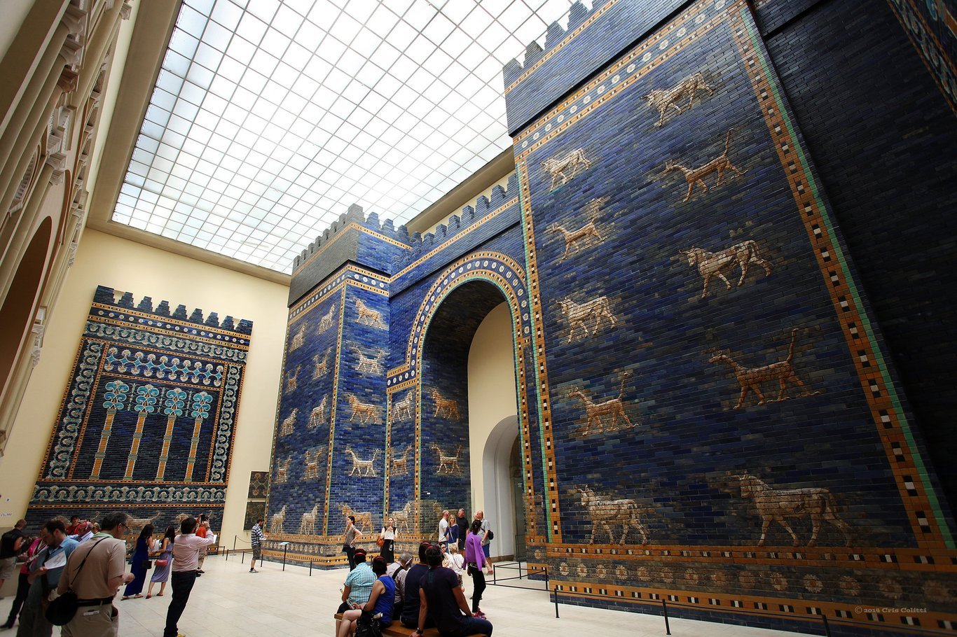 Alexander der Große zieht 331 v. Chr. durch das Ischtar-Tor in Babylon ein; eine Rekonstruktion davon ist oben im Pergamonmuseum in Berlin zu sehen.
