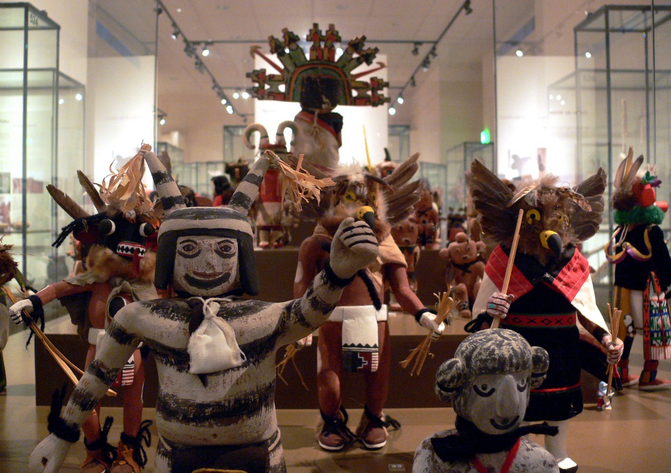 Fast 300 Kachina-Puppen stellen unmittelbar die Geister der Ahnen dar und spielen in den Zeremonien eine zentrale Rolle.
