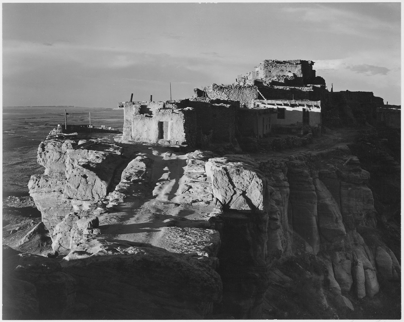 Das Dorf Walpi in Arizona, fotografiert 1941; das Bild wird in der NARA (National Archives and Records Administration) aufbewahrt.