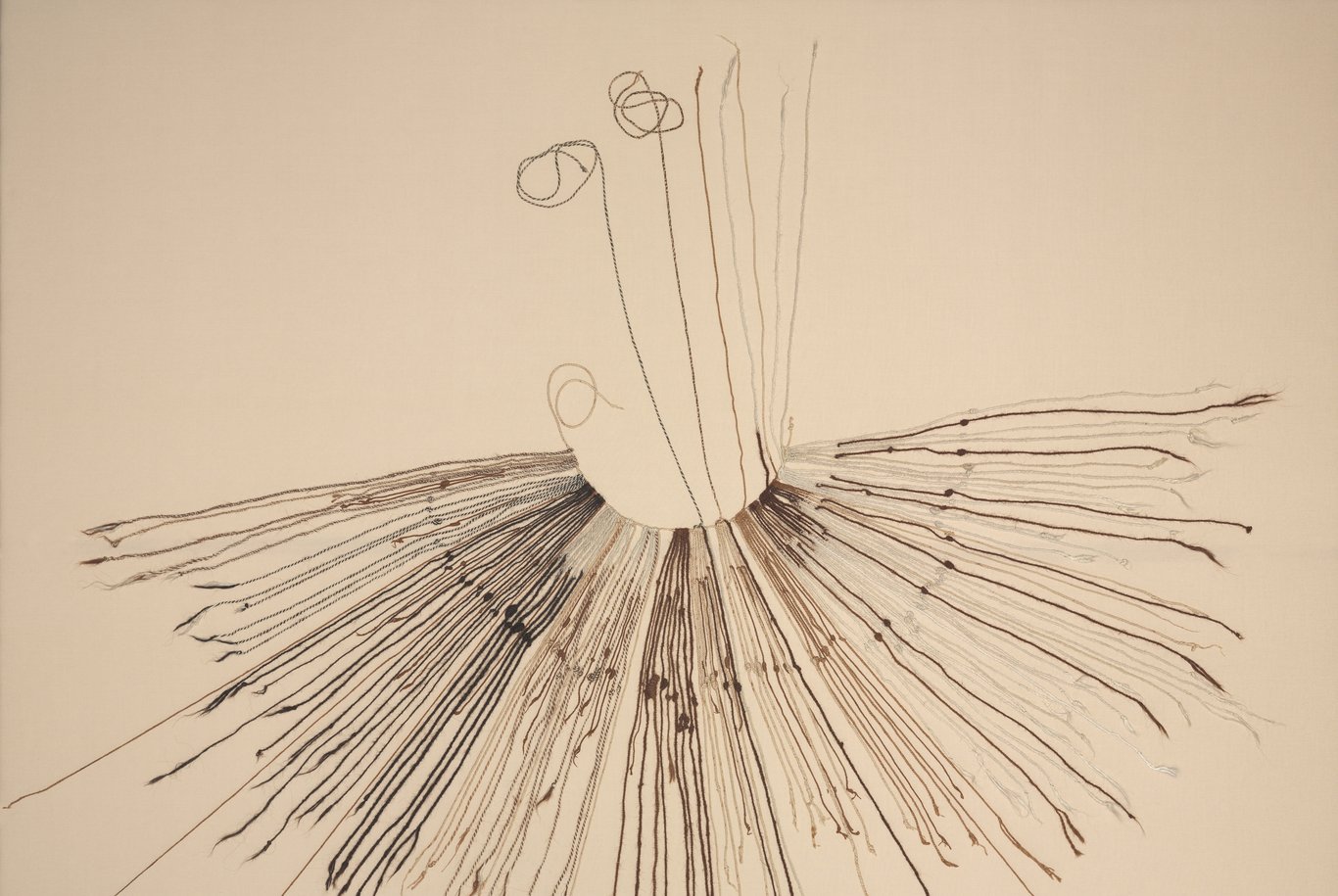 Ein Quipu ist ein Bündel Schnüre unterschiedlicher Farben, das an einem gemeinsamen Trägerfaden befestigt ist. Knoten verschiedener Art werden in die Schnüre geknüpft. Anzahl der Lamas, Menge landwirtschaftlicher Produkte, Ereignisse des Alltags ... all das wird von den Quipus „erzählt“.
