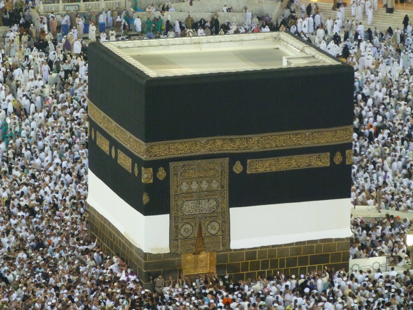 Die Kaaba, arabisch الكَعْبة, im Zentrum der Moschee