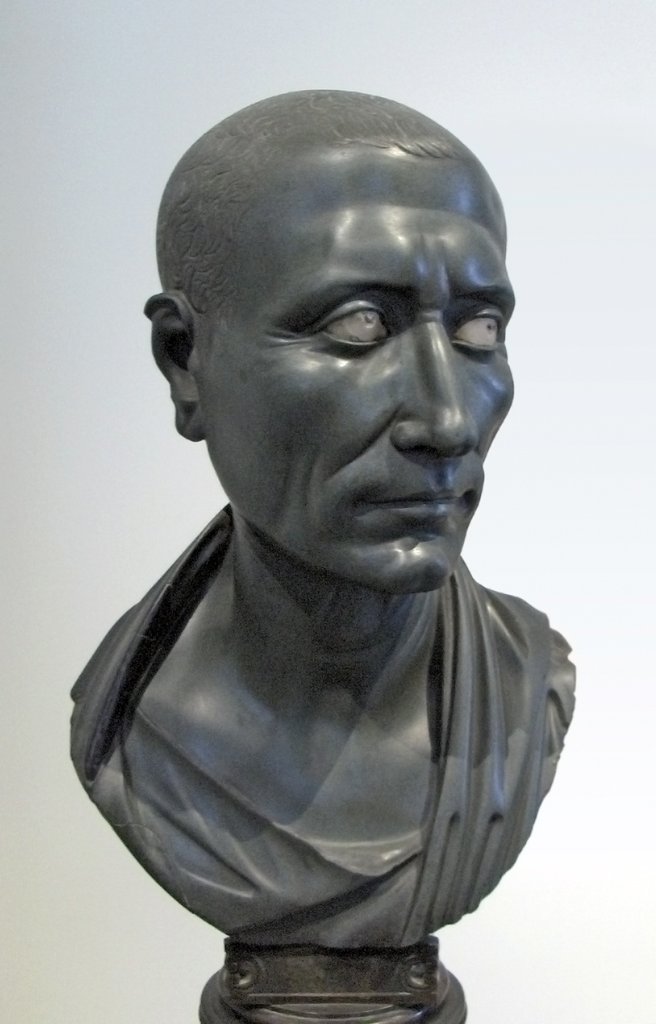 Porträt Julius Caesars, wohl im 1. Jahrhundert n. Chr. in Ägypten aus grünem Schiefer gearbeitet. - Dieses Werk wird im Deutschen als „Grüner Caesar“ bezeichnet und befindet sich heute im Alten Museum in Berlin.