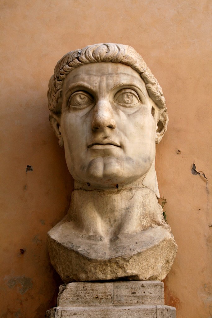 Kopf des Kolosses Konstantins; dieses Teilstück ist 2,60 Meter hoch. Die vollständige Statue dürfte etwa 12 Meter hoch gewesen sein. - Marmor, römisches Werk, 312-315 n. Chr.