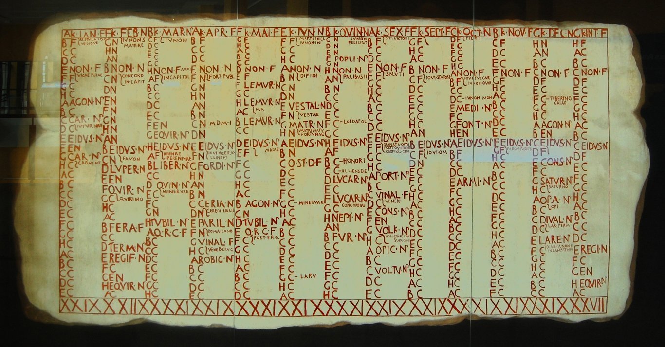 Rekonstruierter Kalender von Anzio (Fasti Antiates), ausgestellt im Museo del Teatro de Caesaraugusta (Saragossa, Spanien). Dieser Kalender wird auf die Zeit zwischen 84 und 55 v. Chr. datiert. - Die Originalfragmente werden im Museum der Diokletiansthermen in Rom aufbewahrt.