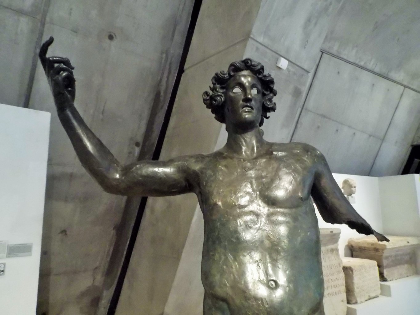 Die Marsstatue, die zusammen mit dem Kalender entdeckt wurde. Kalender und Statue sind heute im gallo-römischen Museum von Lyon zu sehen. Eine Reproduktion des Kalenders und eine Kopie der Statue befinden sich im Rathaus von Coligny.