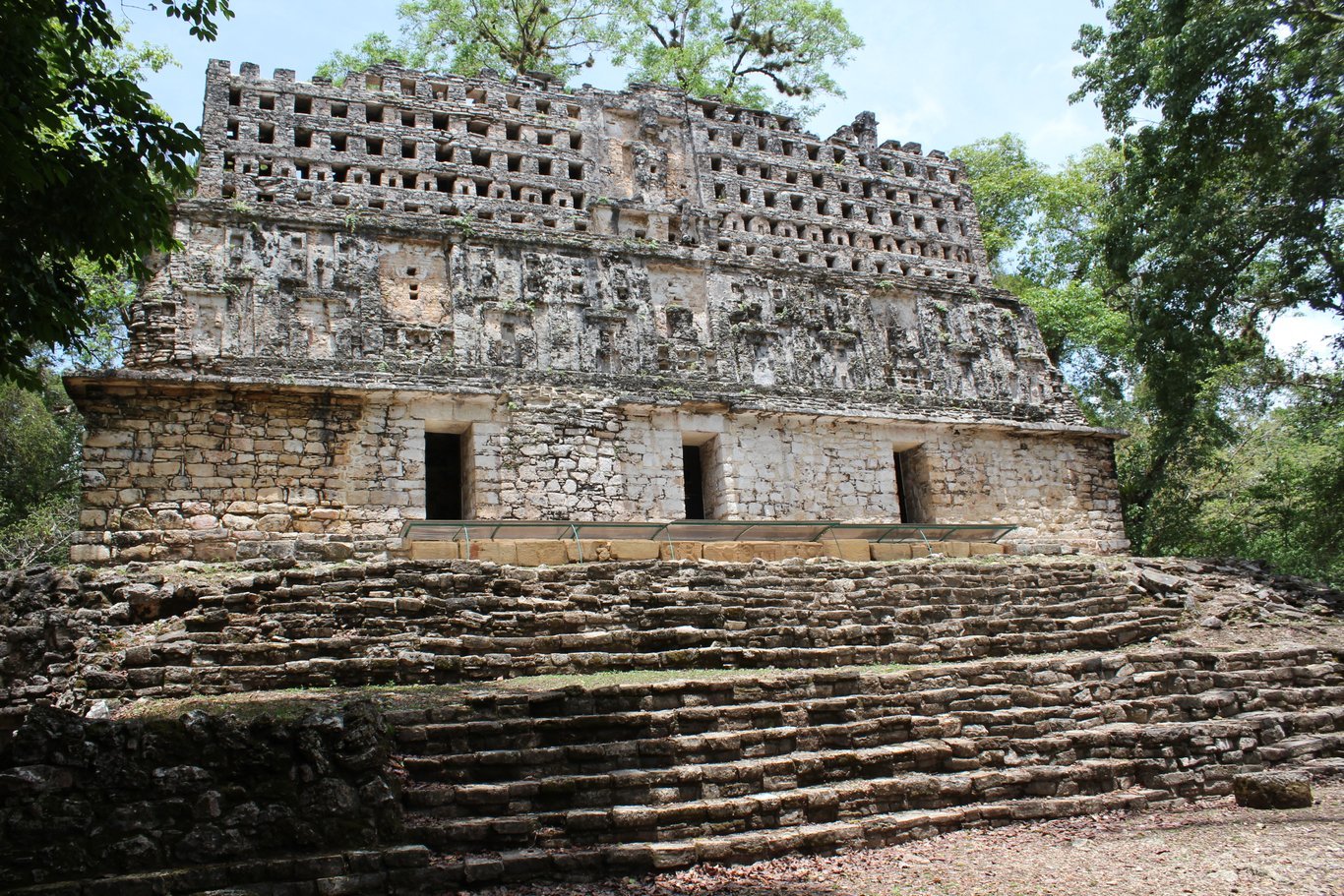 Außenansicht des Maya-Vogeltempels in Yaxchilan, spätes Klassikum, 7. bis 9. Jahrhundert.