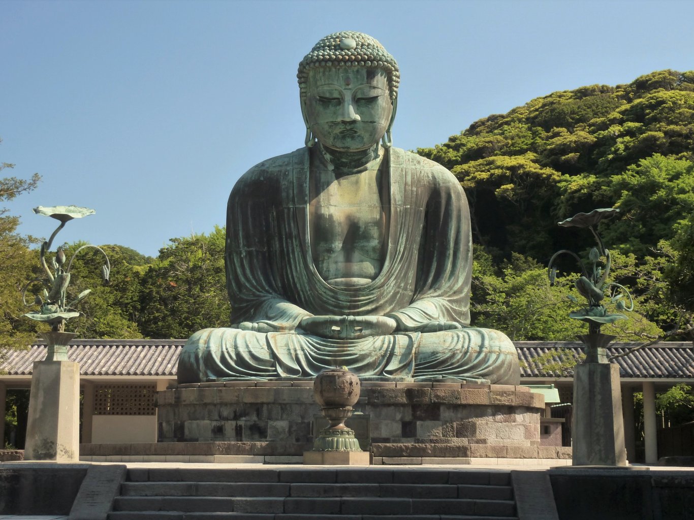 Monumentale Bronzestatue des Buddha im Kōtoku-in, einem buddhistischen Tempel in Kamakura, Japan