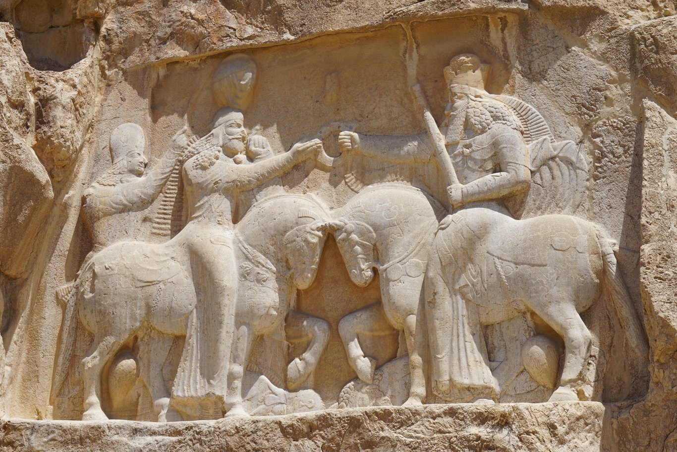 Auf diesem Flachrelief empfängt Ardaschir I. aus den göttlichen Händen Ahura Mazdas das Symbol der Königswürde.