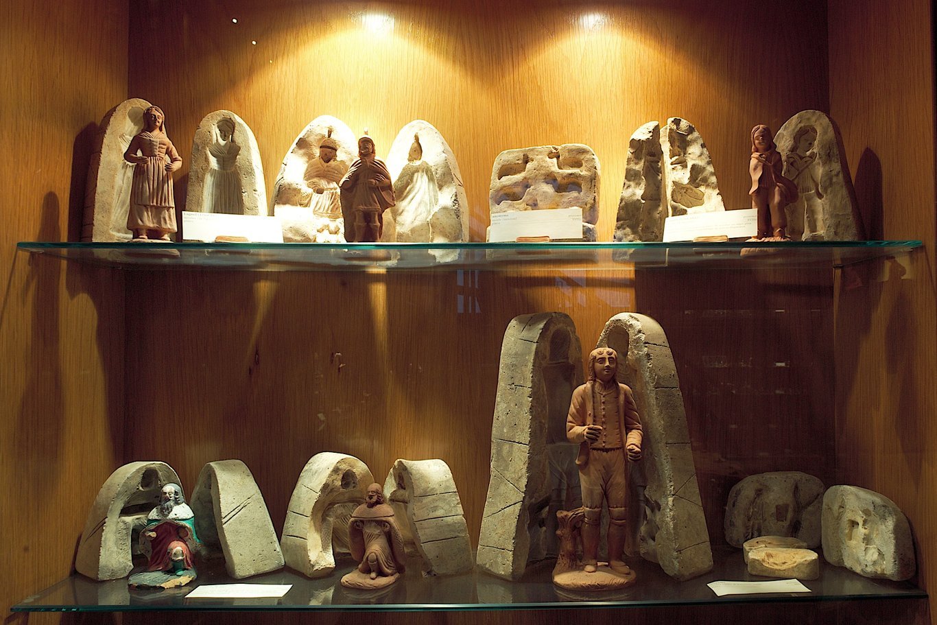 Sammlung von Formen Jean-Louis Lagnels für seine Santons, aufbewahrt im Musée Marcel Carbonel.