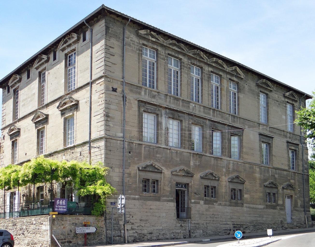 Das Schloss von Roussillon (Isere, Frankreich), Sued- und Ostfassade des Ostfluegels.