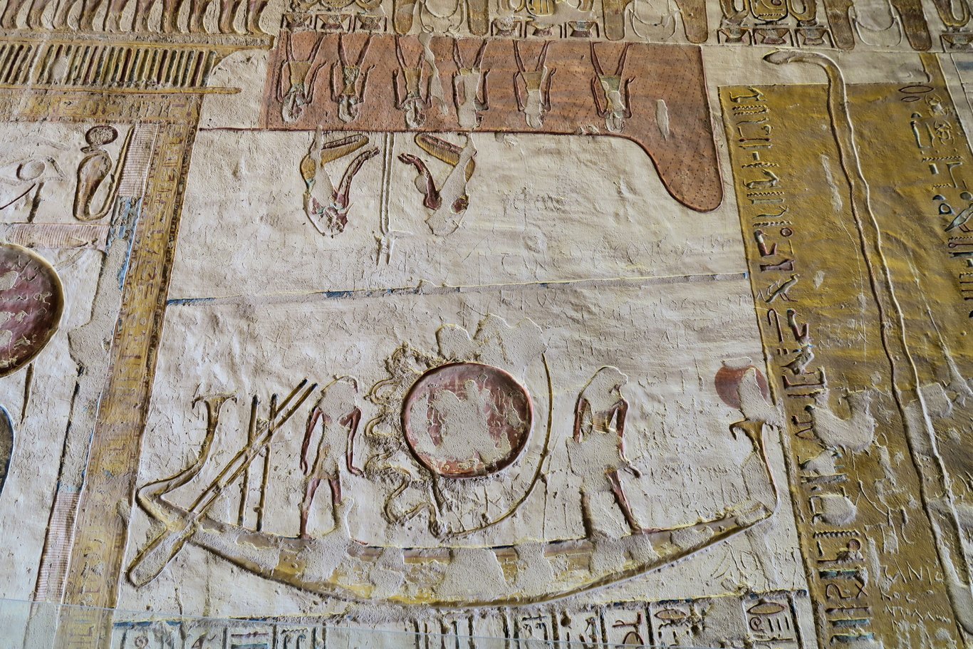 Erste Stunde aus dem Pfortenbuch. Sie markiert den Beginn der langen Reise des Sonnengottes in seiner Barke während der zwölf Nachtstunden, Grab Ramses VII.