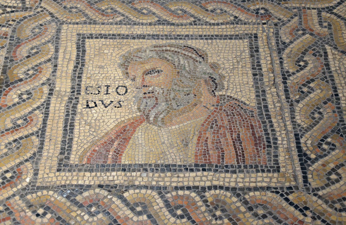 Mosaik aus dem 3. Jahrhundert n. Chr., entdeckt in Augusta Treverorum, Trier. Die Bezeichnung Esiodus ist darauf zu lesen.