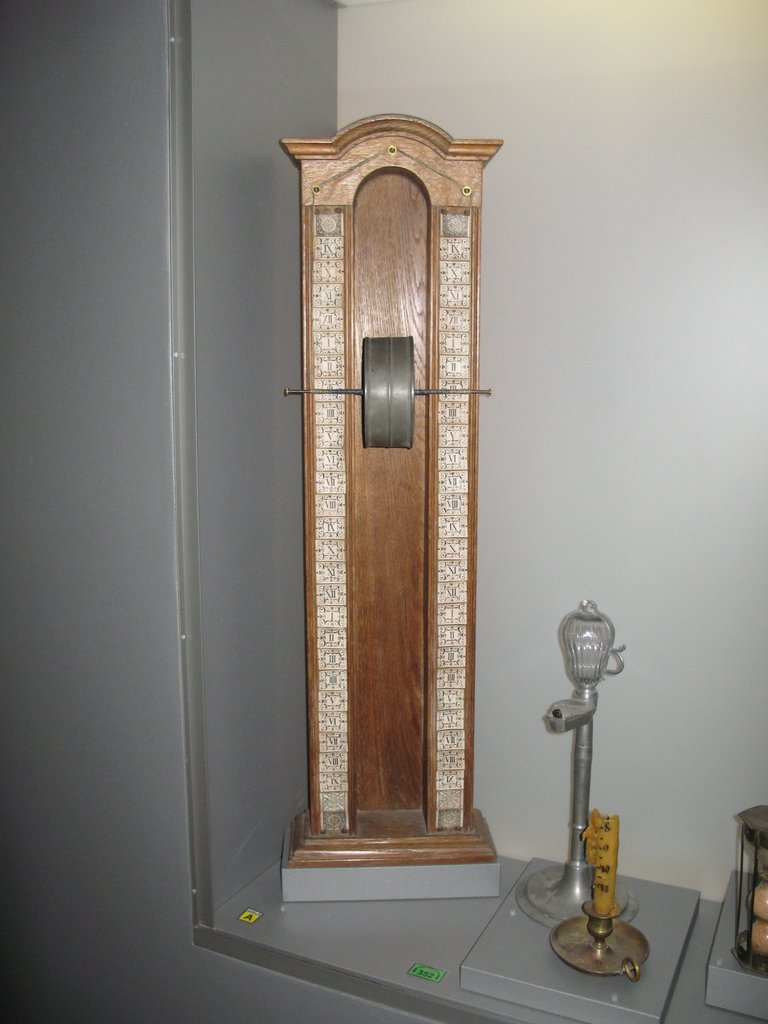 Trommelklepsydra mit der Aufschrift „Omega“, um 1825, Museum von Le Locle in der Schweiz.