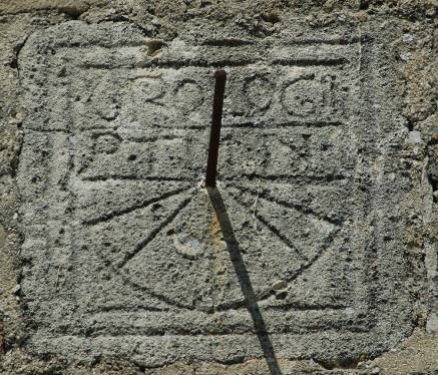 Kanoniale Sonnenuhr auf einer Südmauer der Kirche Notre-Dame-de-Porpoirières in Mérindol-les-Oliviers in der Drôme. Durch die darüber stehende Inschrift OROLOGII wird sie pathetisch als Uhr bezeichnet und auf das 12. oder 13. Jahrhundert datiert.