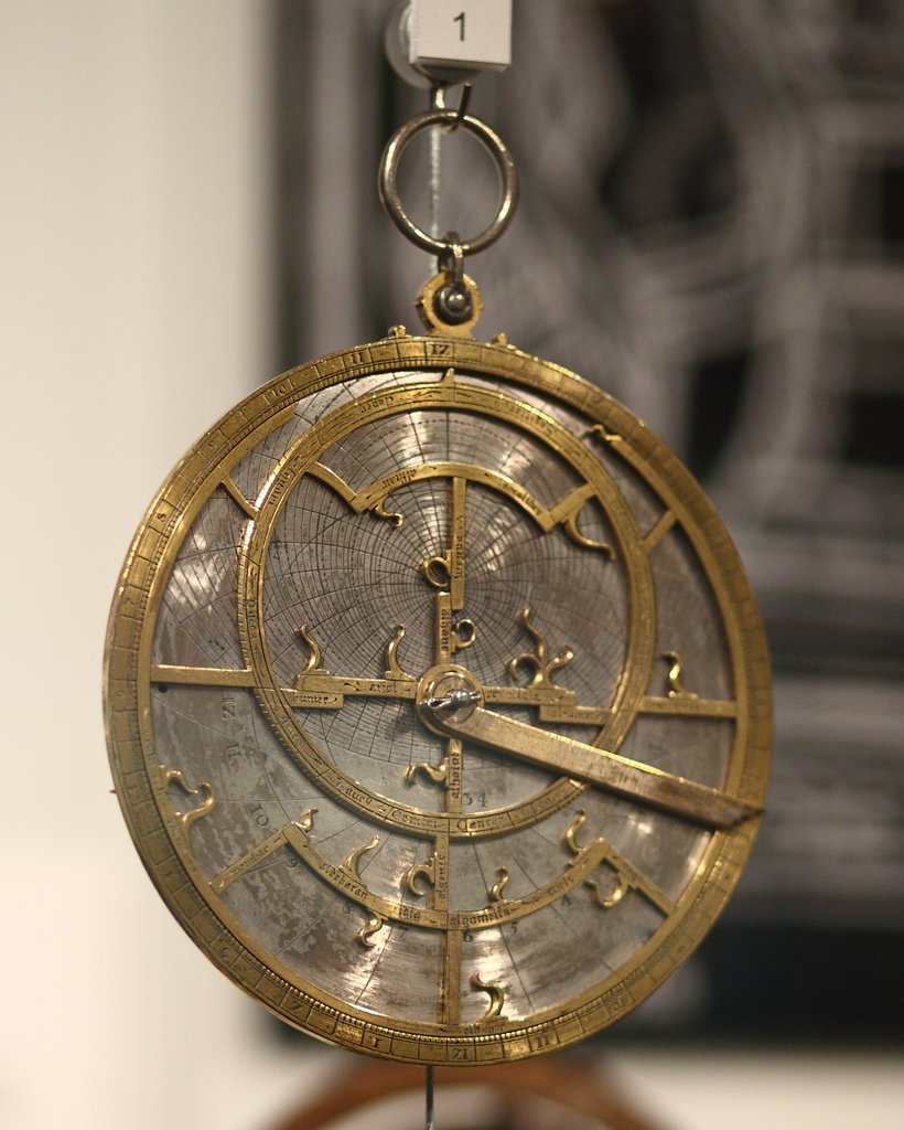 Ein weiteres Astrolab, datiert auf 1400 und ebenfalls den Werkstätten Jean Fusoris zugeschrieben, um 1400. Putnam Gallery des Harvard Science Center.