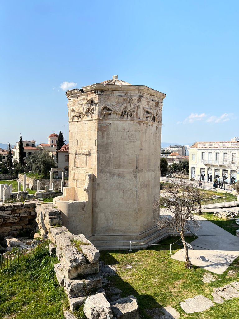 Der Turm der Winde in Athen, 2022; der Reservoirteil ist gut zu erkennen.