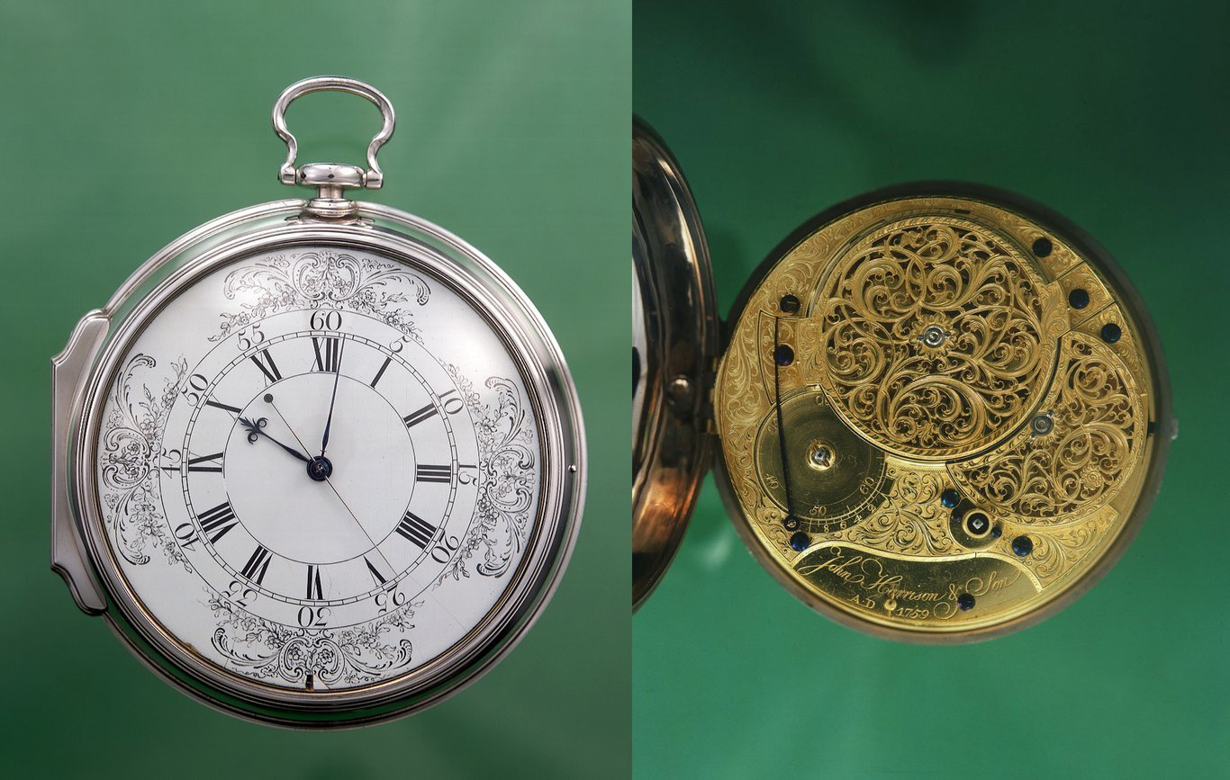 Die Uhr von aussen und ihr geoeffnetes Inneres.