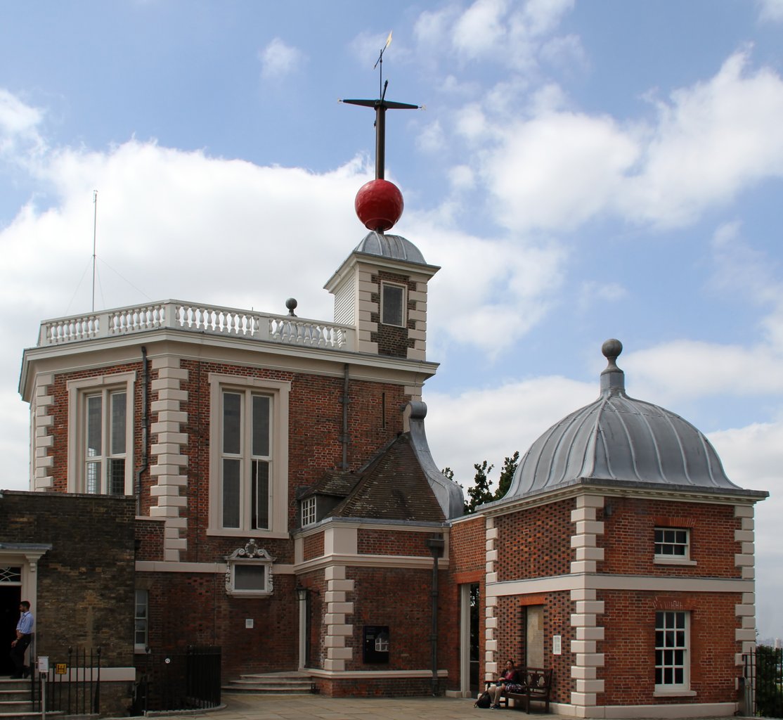 Das Royal Greenwich Observatory in London, im Juni 2017. Vor 1948 trug das Observatorium von Greenwich den Namen Royal Observatory. 1948 wurde es nach Herstmonceux Castle in Sussex verlegt und hieß fortan Royal Greenwich Observatory.