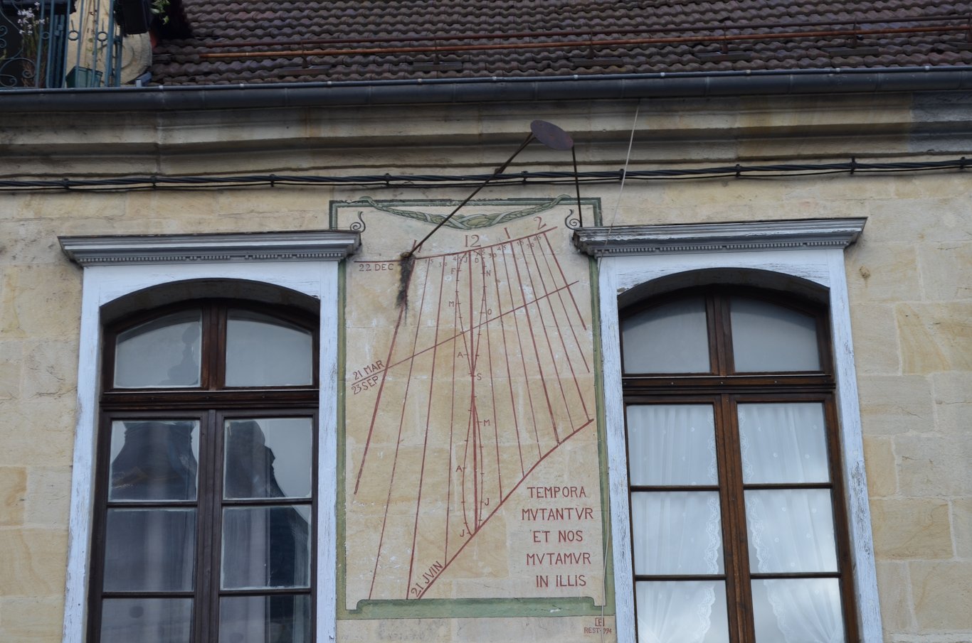 Eine Sonnenuhr in Pontarlier. In ihrer Mitte sieht man das Analemma, das die Zeitgleichung darstellt und die Korrektur zwischen mittlerer und wahrer Zeit erlaubt.