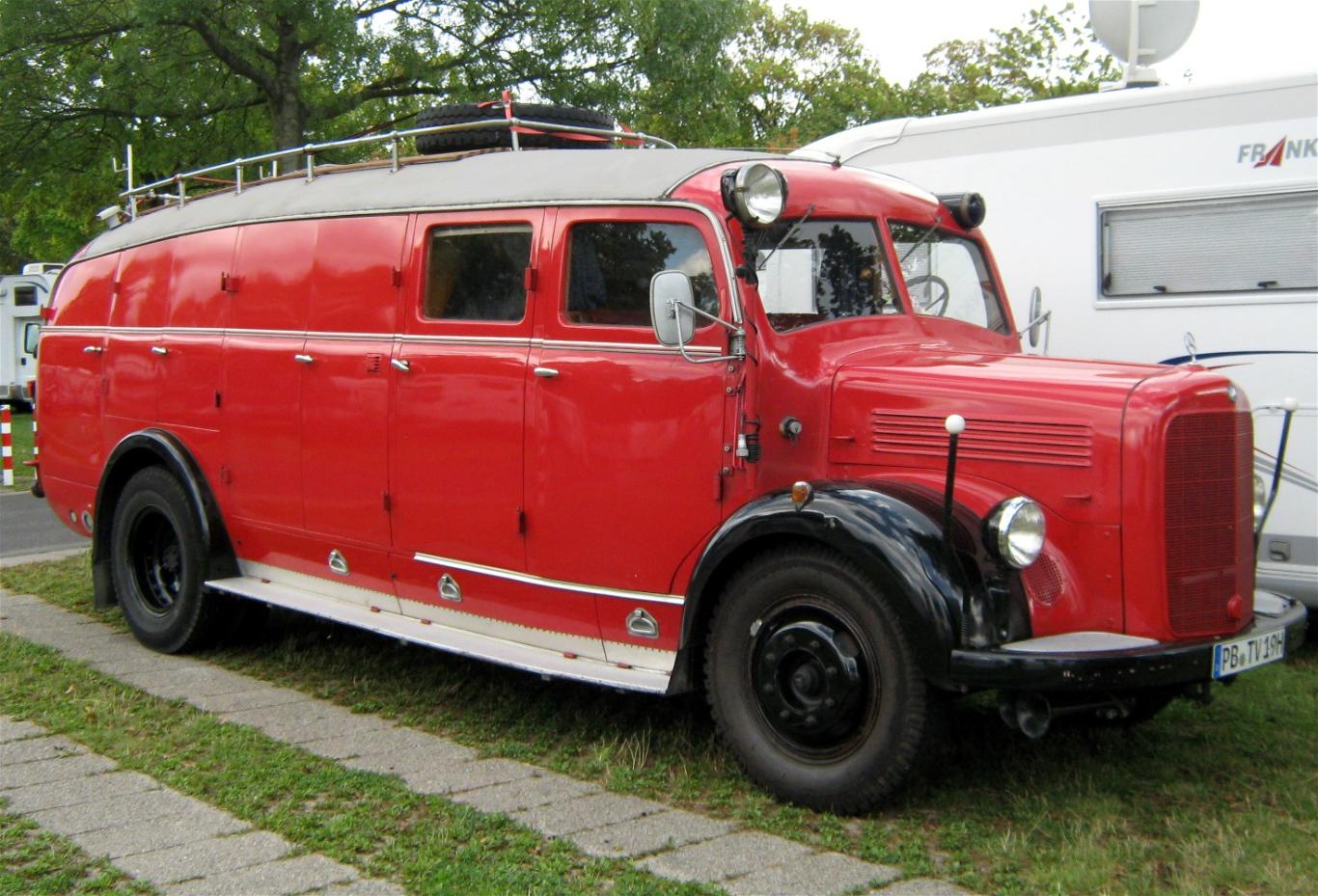 Ehemaliges Mercedes-Feuerwehrfahrzeug im Busdesign, als Wohnmobil umgebaut, gesehen auf dem Besucher-Parkplatz beim Caravan-Salon 2009 in Düsseldorf