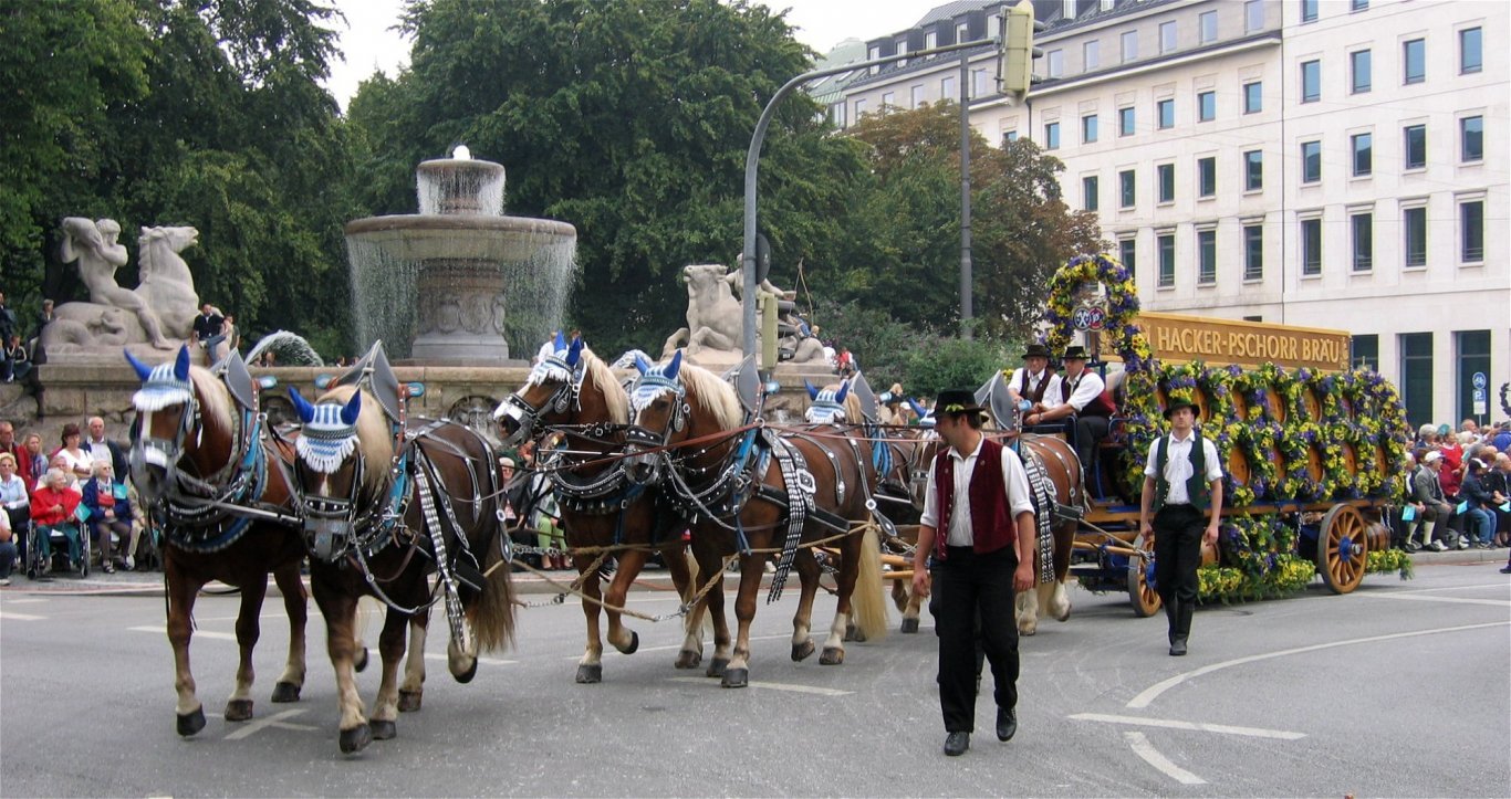 Von 6 Kaltblütern gezogener Brauereiwagen der Hacker-Pschorr-Brauerei beim Trachtenumzug des Münchener Oktoberfests 2006, Bayern, Deutschland.