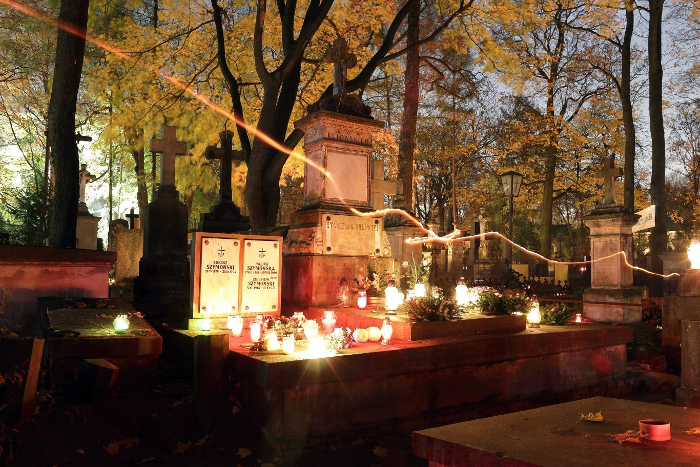 Geschmücktes Grab und Kerzen