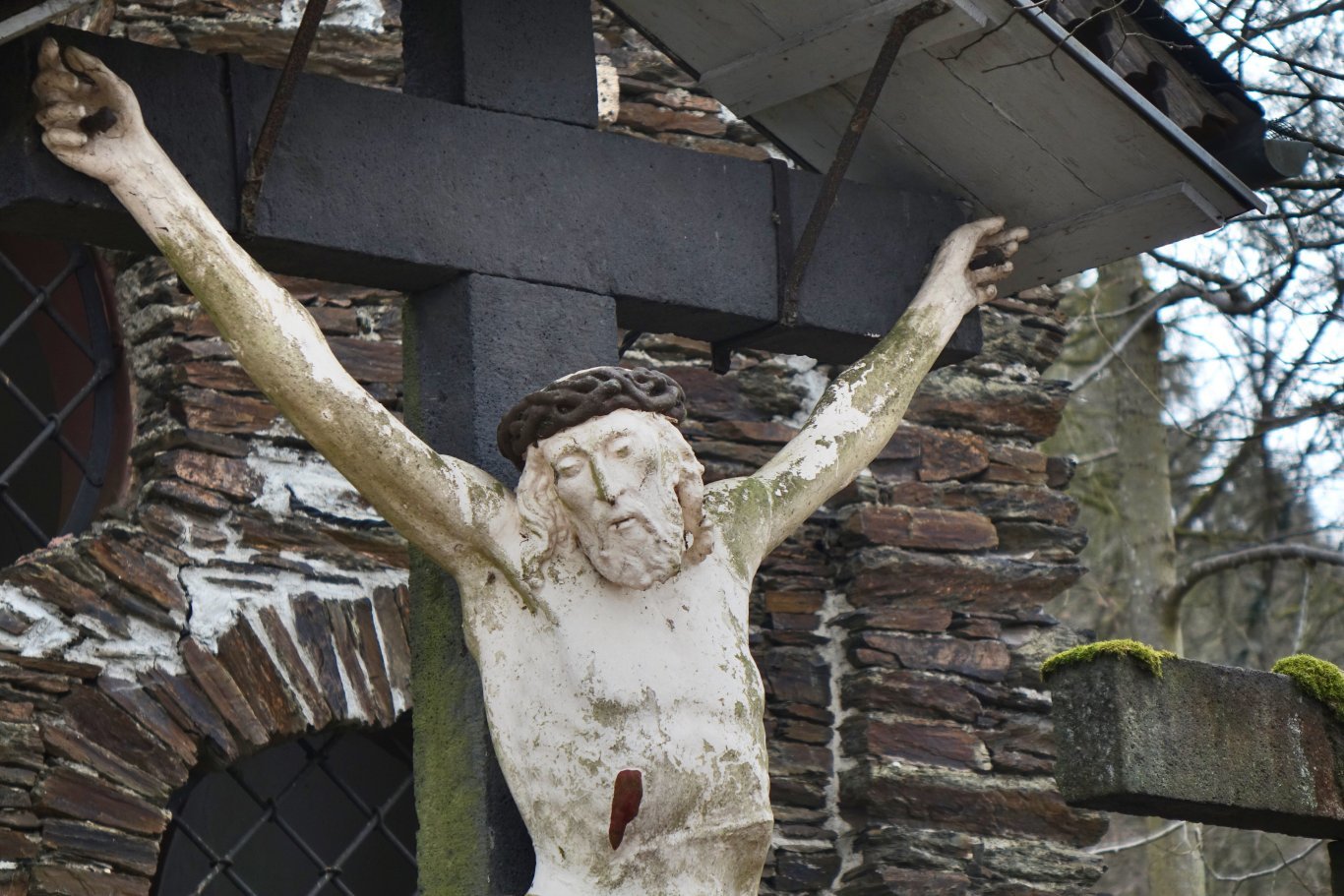 Jesus Christus am Kreuz, Pfad über Drei-Kreuze, im Wald bei Burg Cochem