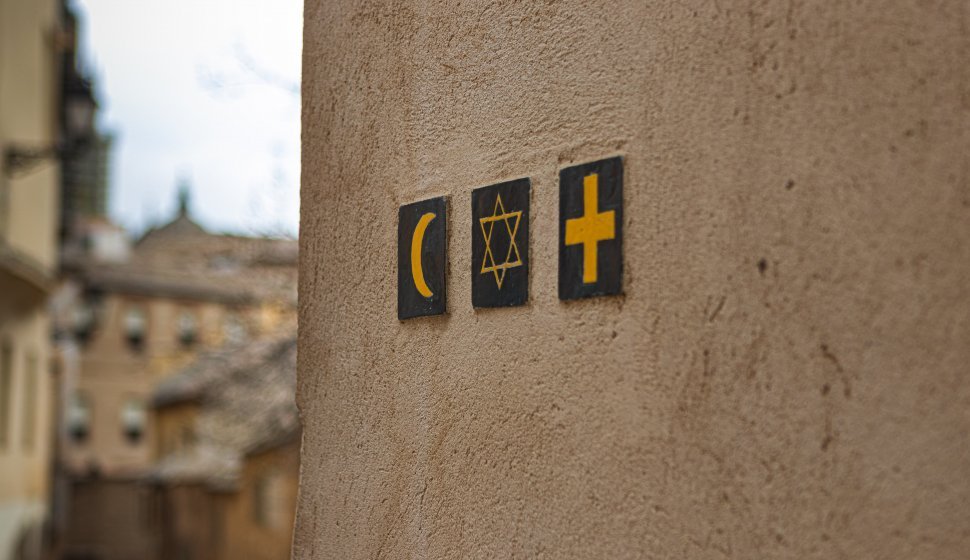 Religiöse Symbole am selben Ort