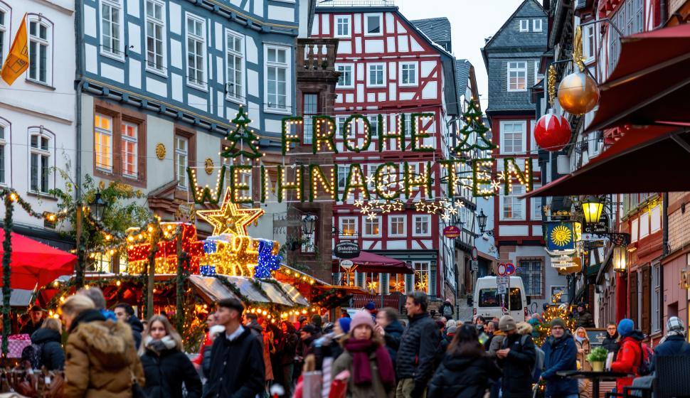 Alter Marktplatz mit Weihnachtsdekoration in Marburg